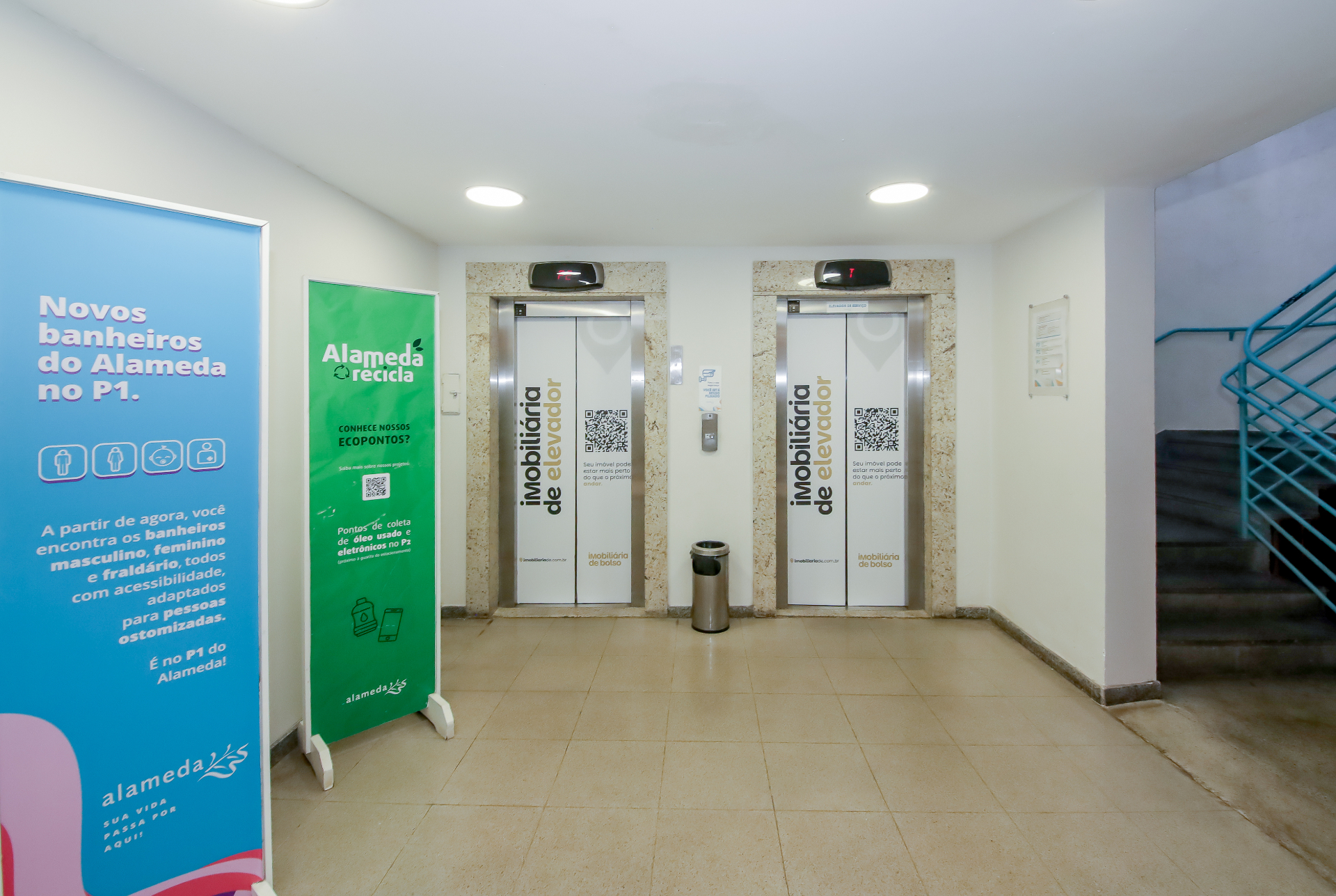 Adesivo em porta de elevador