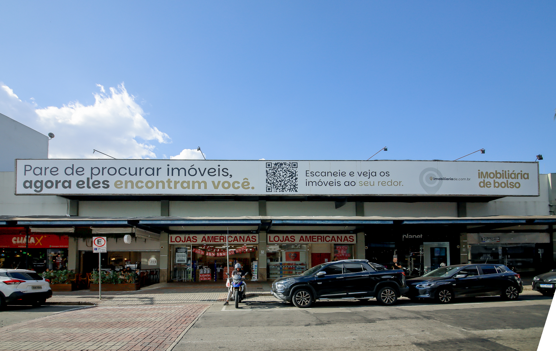 Fachada com painel Imobiliária de Bolso