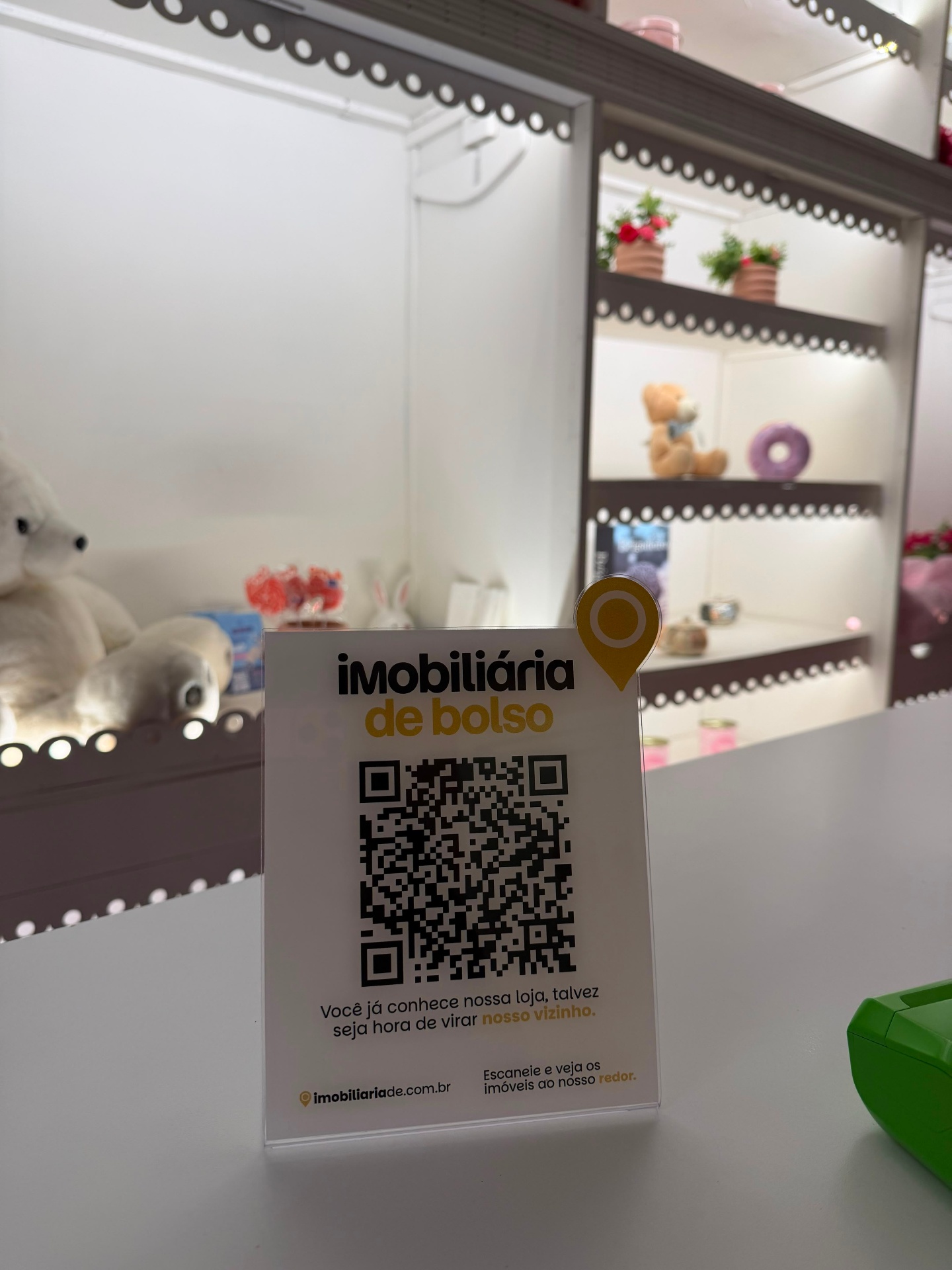 Display QR em loja de vizinhança